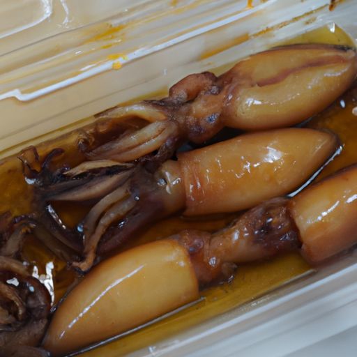 eet gegrilde baby-inktvisjes onder olie springt over de in plastic bakje 1 kg Zeevruchtenmaaltijden van hoge kwaliteit klaar om