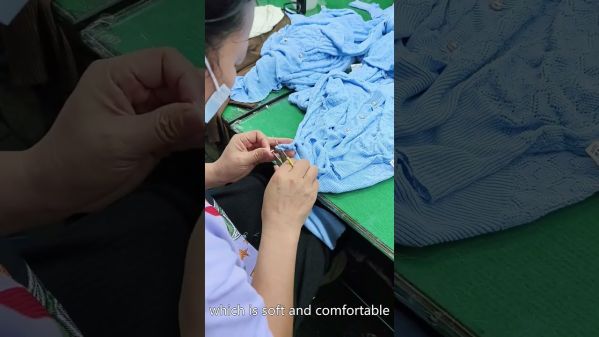 Produzione di maglioni di lana per infermieri da uomo