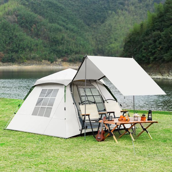 camping en voiture sous la pluie avec une immense tente