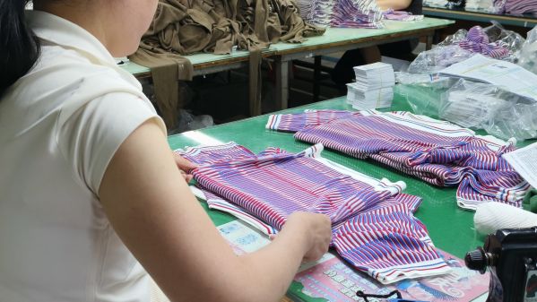 Perusahaan manufaktur sweter panjang wanita khusus