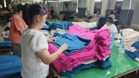 Pulloverhersteller LA, Verarbeitungsfabrik für Damenpulloverherstellung