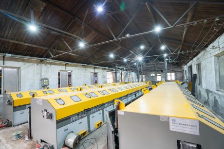 agulha em uma linha, resistência do fio de aço, colocação do cabo de aço z